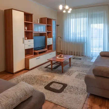 Smaragd Lakasapartman * Надьканижа